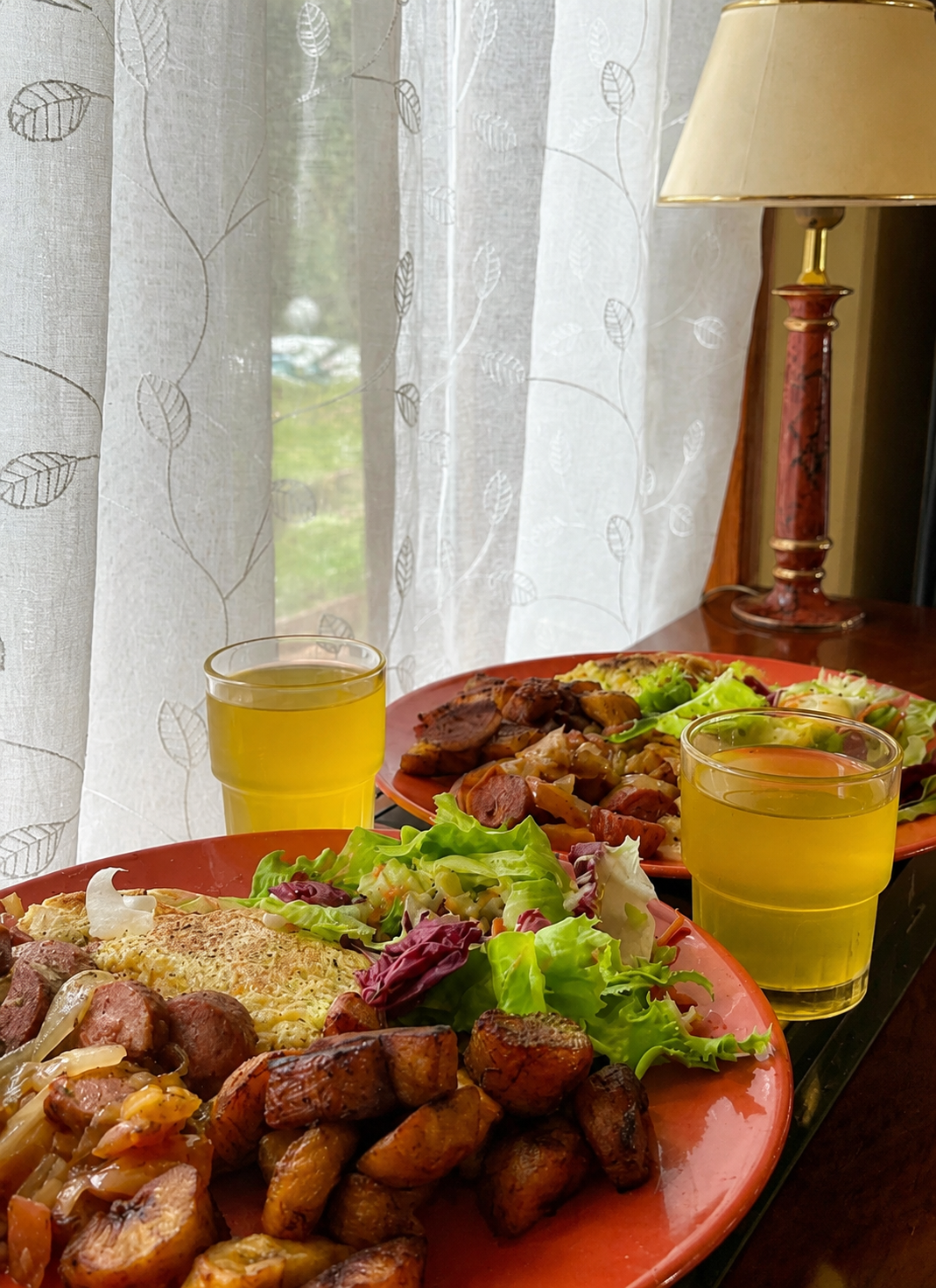 Deux assiettes dressées avec boissons